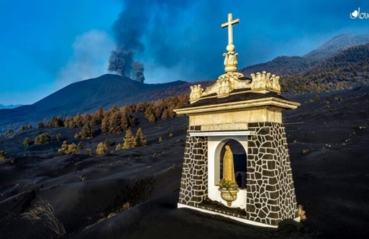 La imagen de la Virgen que "resiste" al volcán de La Palma