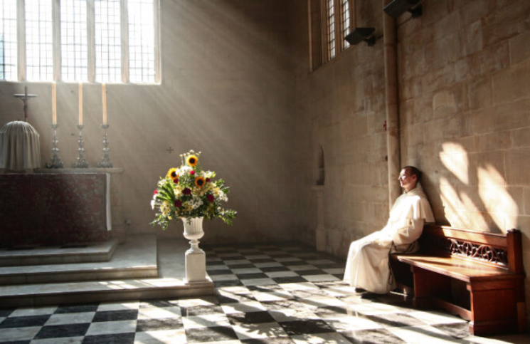 El gran poder del silencio: 3 hermosas formas de orar como un santo