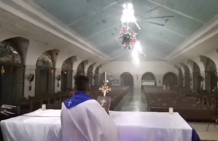 El video viral del sacerdote celebrando Misa en medio de un tifón