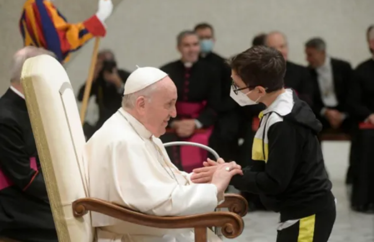 "Es un milagro": Madre afirma que su hijo sanó tras su encuentro con el Papa Francisco