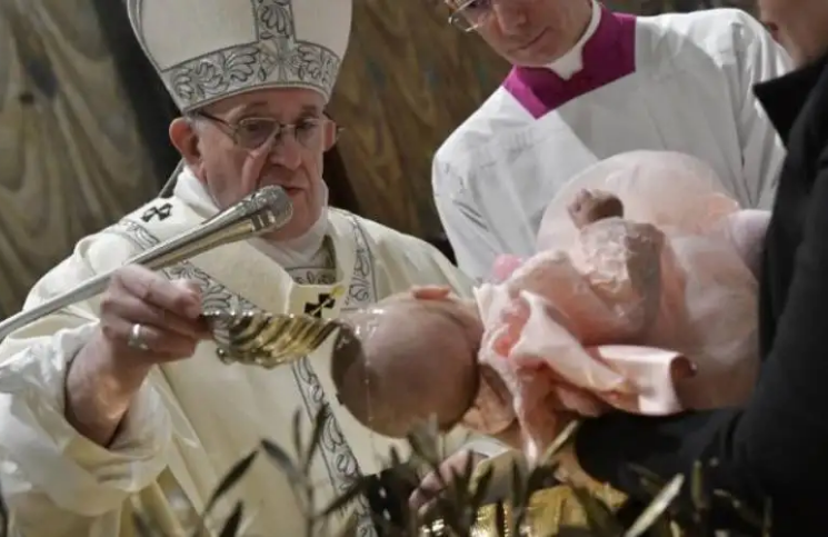 Papa Francisco bautiza 16 niños y deja un mensaje clave para todos los padres