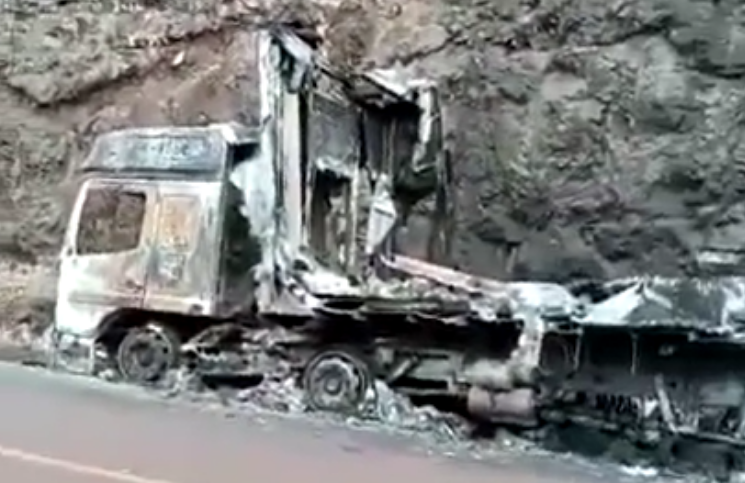 [Video] Camión se incendia por completo pero bomberos descubren algo "sobrenatural"