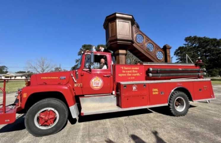 Frailes convierten un camión de bomberos en un púlpito sobre ruedas