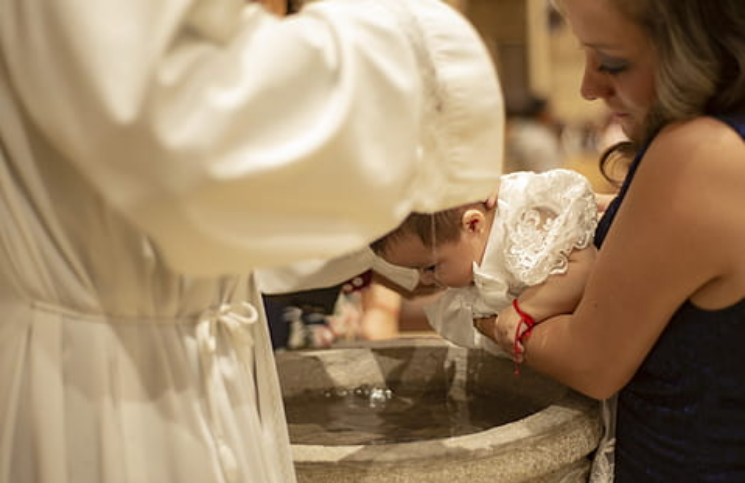 Sacerdote realizó bautismos durante 20 años pero no fueron válidos
