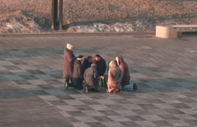 Ucrania: La conmovedora imagen de personas orando en la zona de bombardeo