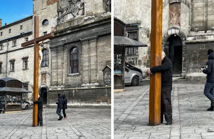 La historia detrás de la foto viral del hombre abrazado a la cruz en Ucrania