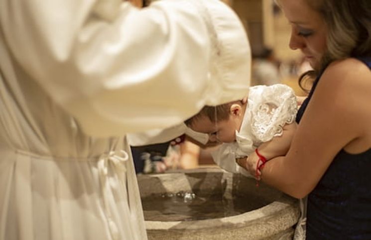 Exorcista explica por qué el bautismo es la mejor protección para los hijos contra el demonio