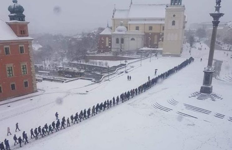 [Fotos] Las impresionantes imágenes de una procesión en la nieve