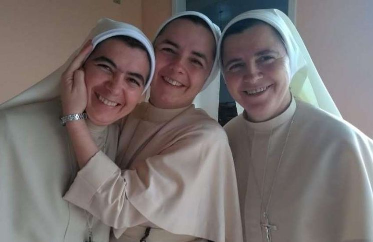 Las tres hermanas llamadas a ser religiosas en la misma Congregación