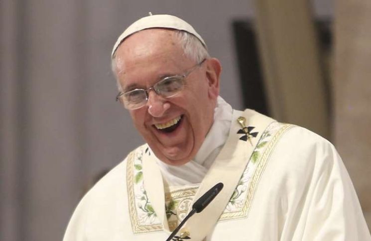 [Video] El Papa bromea diciendo que un tequila lo ayudaría con su dolor de rodilla