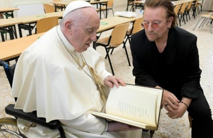 El Papa Francisco se reúne con Bono de U2 y lanza un movimiento educativo internacional