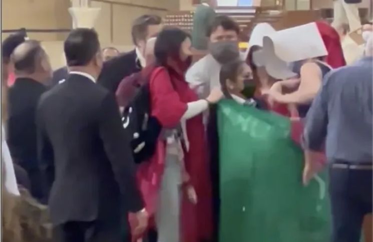 [Video] Activistas proaborto invaden catedral en plena misa