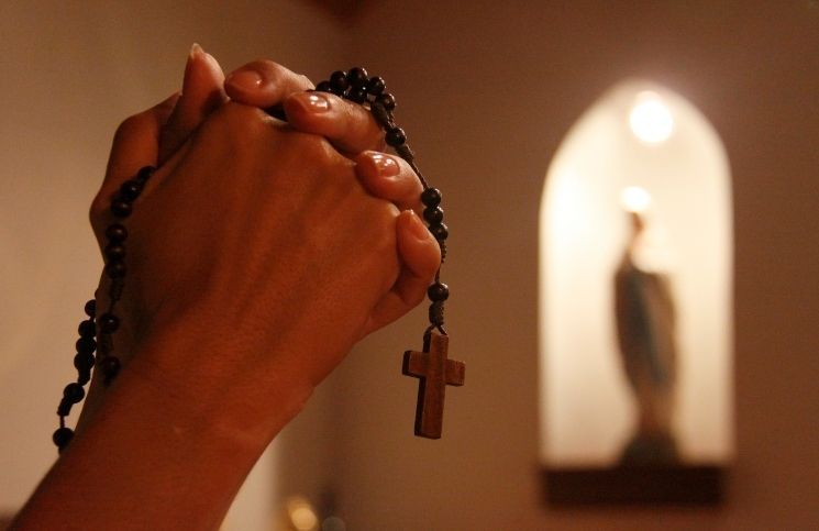 Mes de María: El Papa Francisco convoca a rezar un rosario diario por la paz