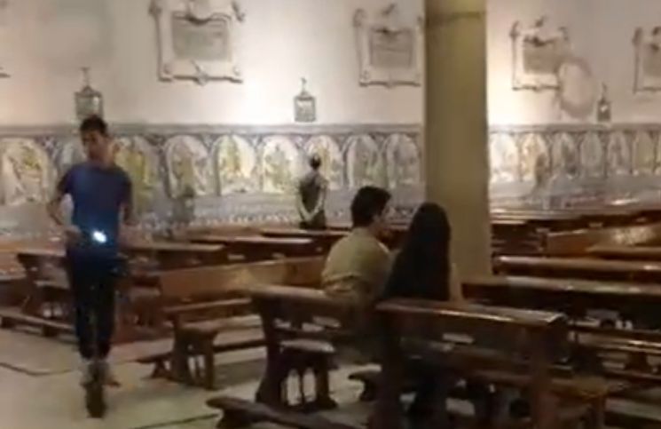 [Video] Joven se burla de la misa paseando en un scooter eléctrico dentro de la iglesia