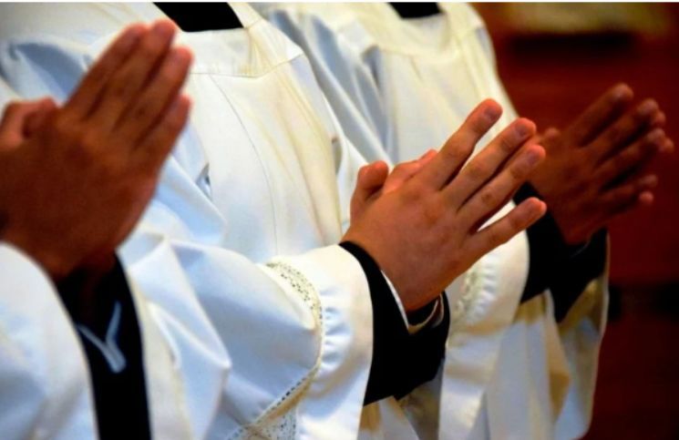 Obispo prohíbe el uso de sotana a diáconos y seminaristas