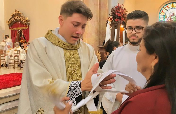 [Video] Joven sacerdote llora de alegría después de bendecir a su madre