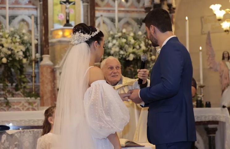 Sacerdote y abuelo: párroco celebra la boda de su propio nieto