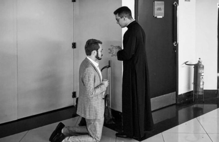Sacerdote va al cine con sotana y recibe insólito pedido de confesión