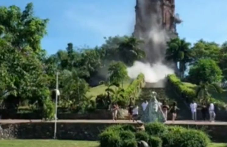 [Video] Turistas huyen de antigua iglesia que comienza a derrumbarse en terremoto