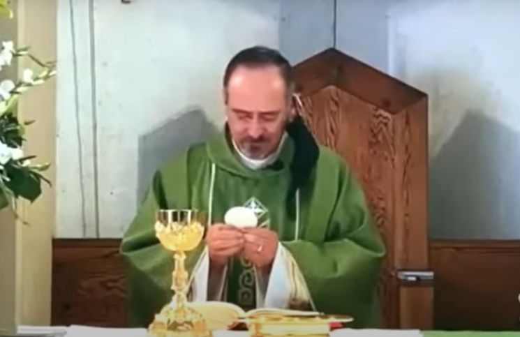 [Video] Sacerdote rompe en llanto durante el momento de la Consagración
