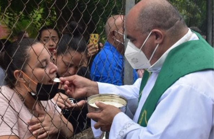 Nicaragua: Las imágenes más impactantes de la Misa celebrada con acoso policial