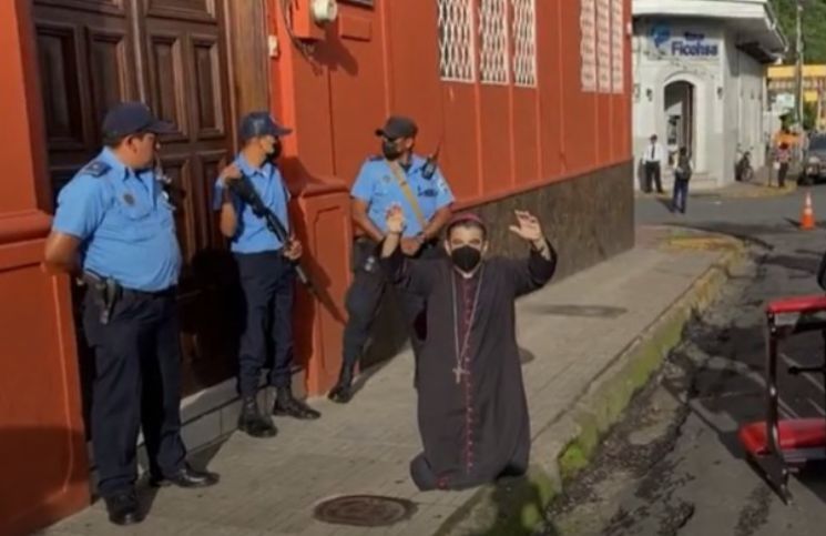 Breaking: La Policía de Nicaragua ingresó al obispado y secuestró al obispo Rolando Álvarez