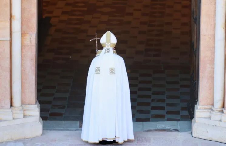 Francisco se convierte el primer Papa en 700 años en abrir una Puerta Santa en L'Aquila