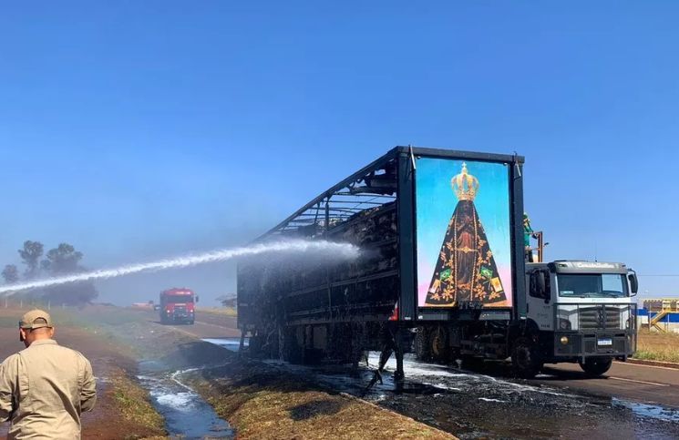 [Video] Camión se incendió por completo pero la imagen de la Virgen quedó intacta