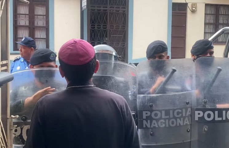 [Video] Nicaragua: Obispo asediado por la policía les canta una canción que conmueve