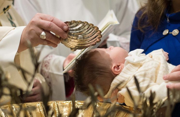 Critican a sacerdote por defender las enseñanzas de la Iglesia sobre el bautismo