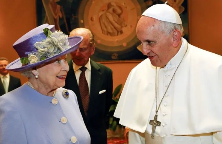 Isabel II: La monarca británica que conoció a cinco papas