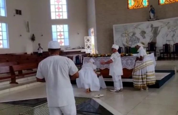 [Video] Grupo africanista invade parroquia católica y realiza un ritual pagano