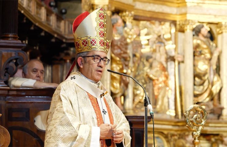 Usar la sotana y el hábito hoy es un gesto "revolucionario", dice arzobispo