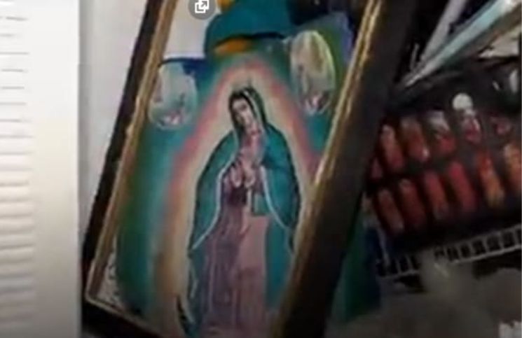 Familia encuentra esperanza en imagen de la Virgen que quedó intacta tras el huracán Ian