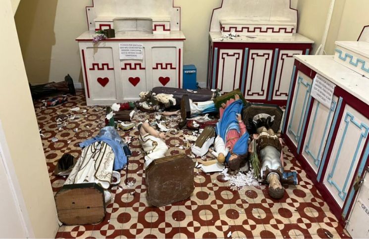 "Un acto triste e inhumano": Ataque a templo católico deja más de 20 imágenes destruidas