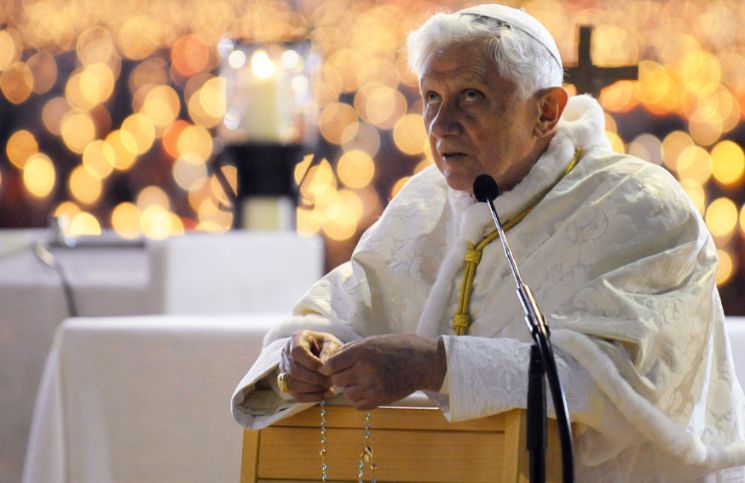 El secreto de Benedicto XVI para rezar el Santo Rosario
