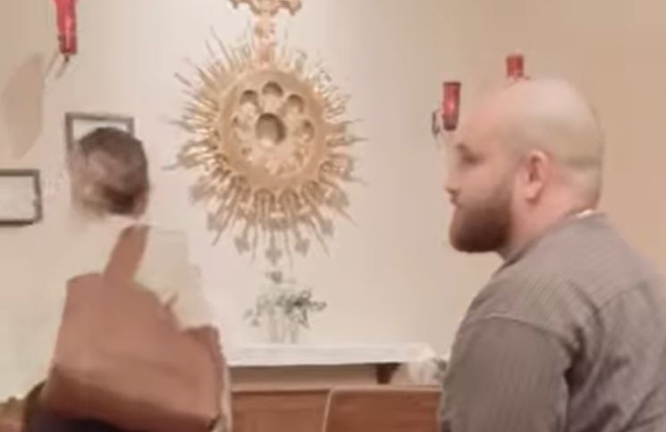 [Video] Adoraba al Santísimo, pero al retirarse ocurrió algo que le cambió la vida