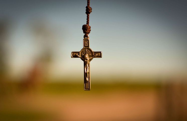 ¿Qué es más apropiado, llevar una cruz o un crucifijo? Lo que un católico debe saber