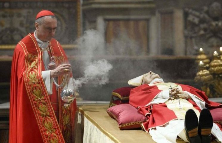 La razón por la que el cuerpo de Benedicto XVI no lleva cruz pastoral ni zapatos rojos