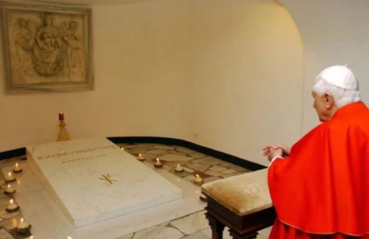 Benedicto XVI será enterrado en la tumba de San Juan Pablo II