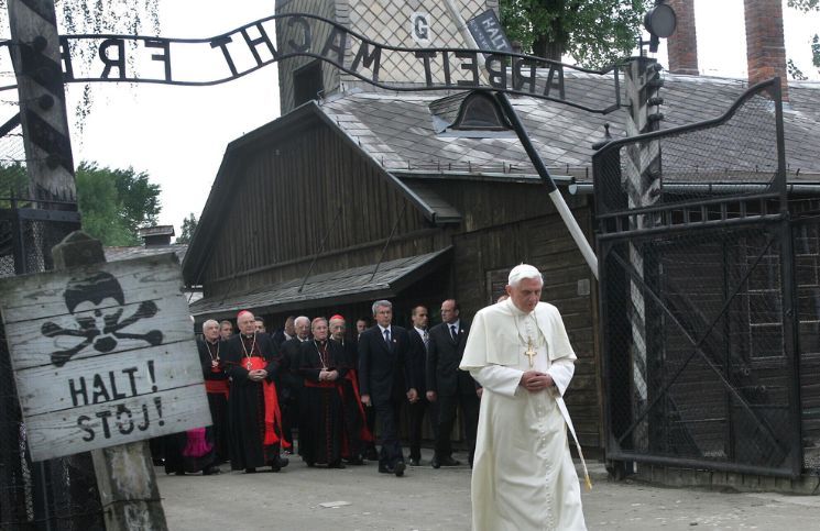 Lo que se vio en el cielo cuando Benedicto XVI rezó en Auschwitz