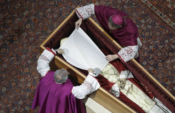 ¿Por qué Benedicto XVI fue enterrado con el rostro cubierto? Sacerdote explica la razón