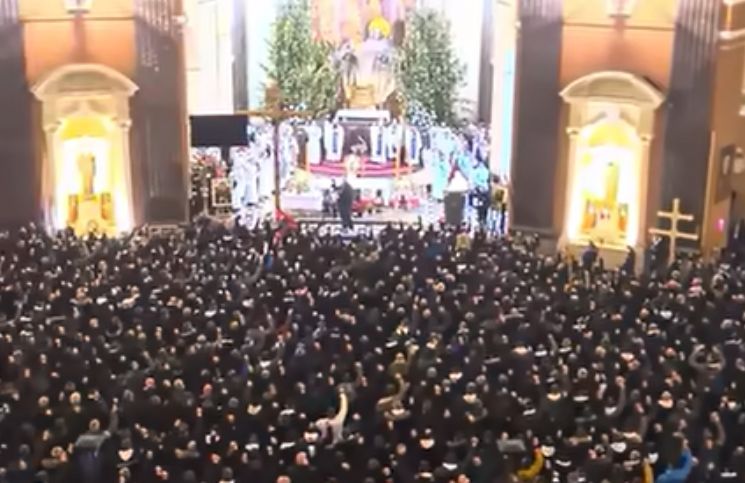 Miles de hombres acuden a venerar a la Virgen y su canto se hace viral