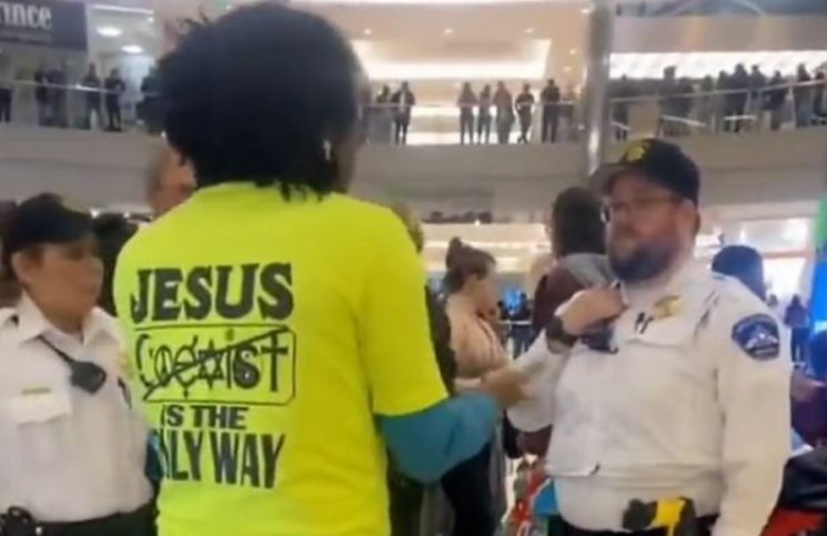 [Video] Vestía una camiseta que decía "Jesús salva" y lo obligaron a salir de un centro comercial