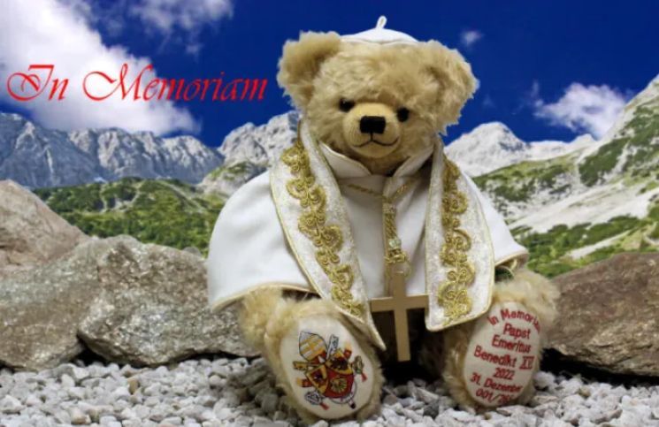 Empresa fabrica oso de peluche dedicado al Papa Emérito Benedicto XVI
