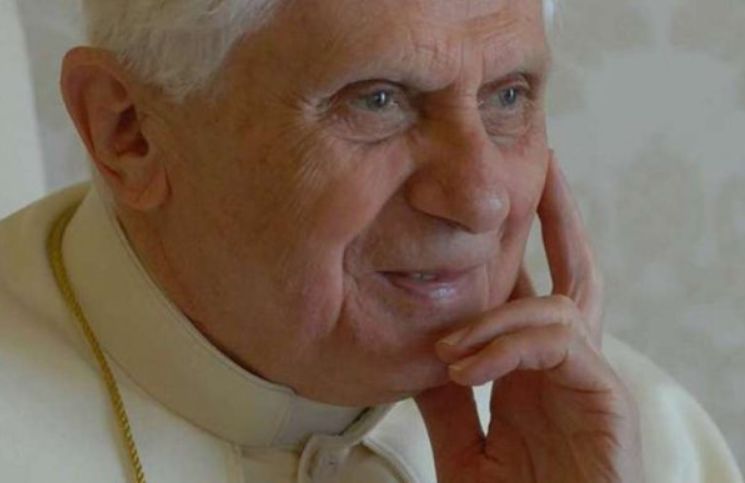 Una oración que puedes rezarle en privado a Benedicto XVI