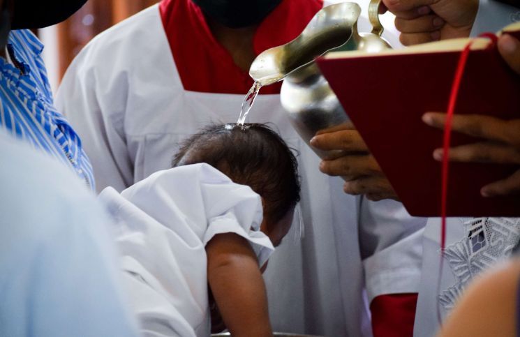 Otra diócesis se suma a la suspensión de padrinos de bautismo y confirmación