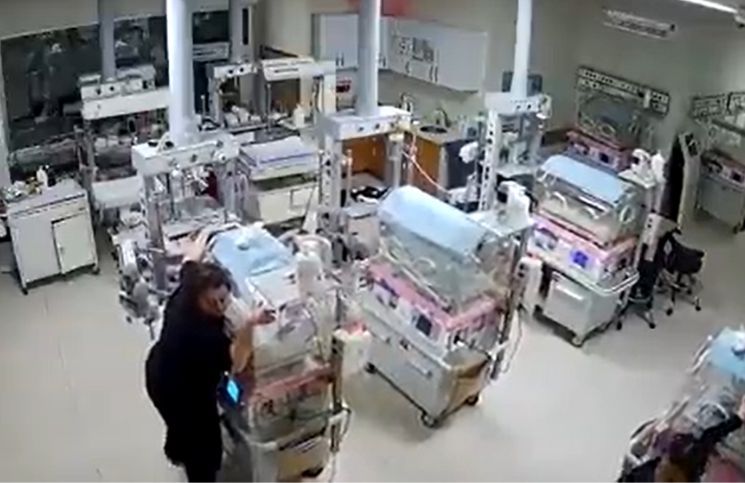 [Video] Enfermeras arriesgan su vida para cuidar a bebés durante terremoto