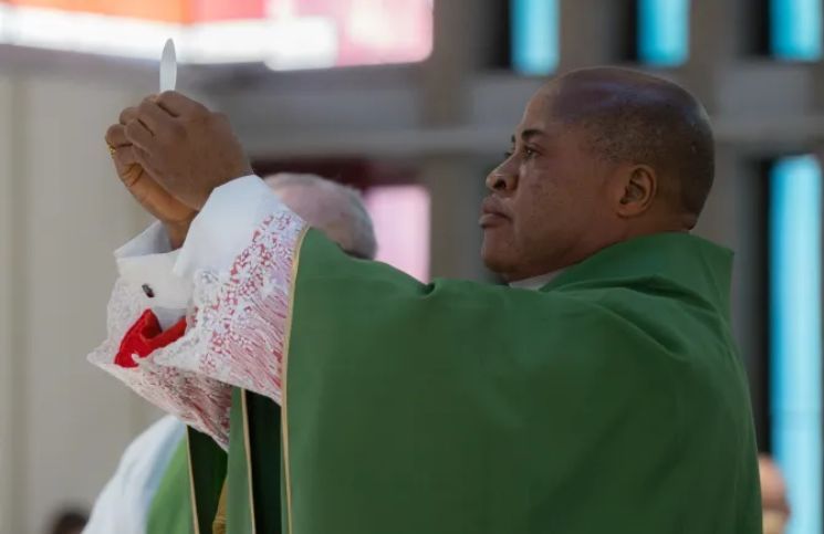 Cardenal comparte el secreto del país con mayor asistencia a Misa del mundo
