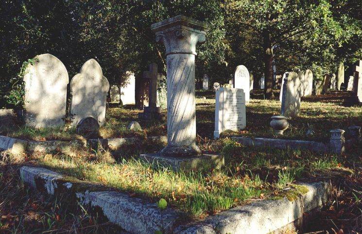 Exorcista alerta sobre profanación de tumbas de sacerdotes para ritos de brujería